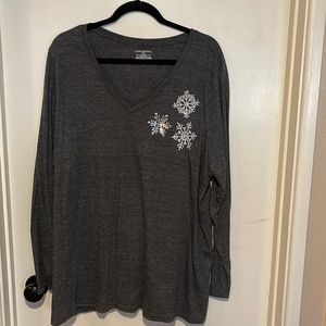 Lane Bryant 22/24 Long sleeve gray Christmas top.